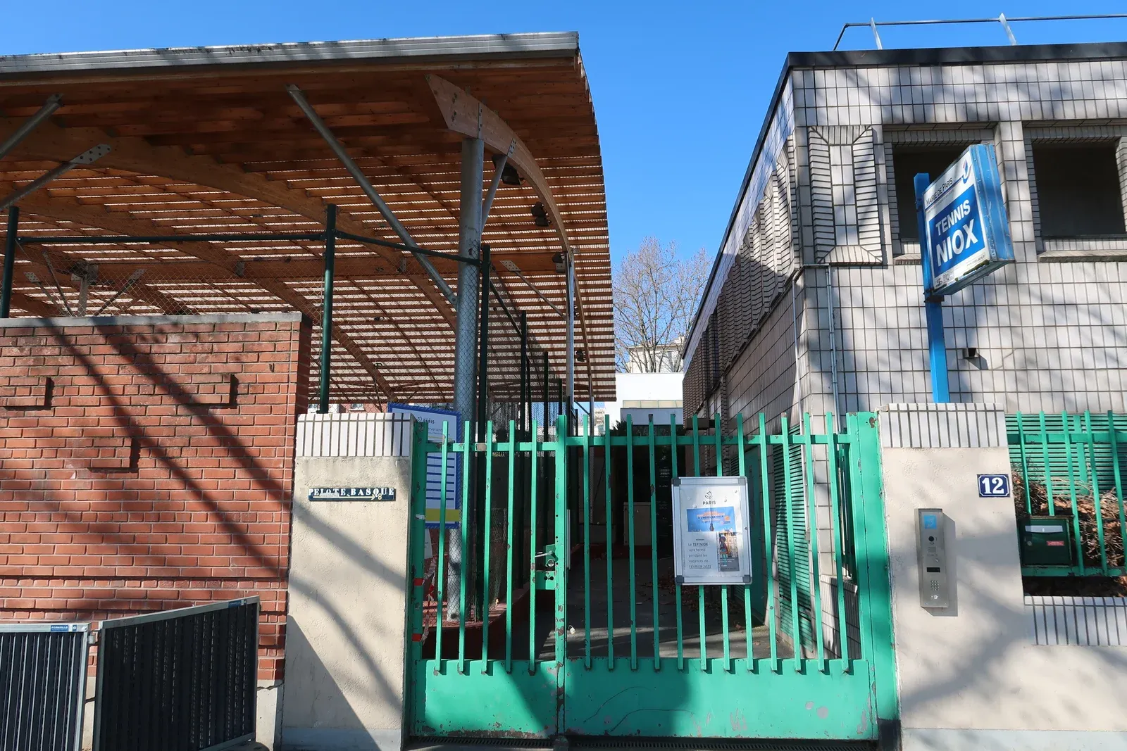 Entrée du tennis Niox, 12 quai Saint-Exupéry, photographiée en 2021