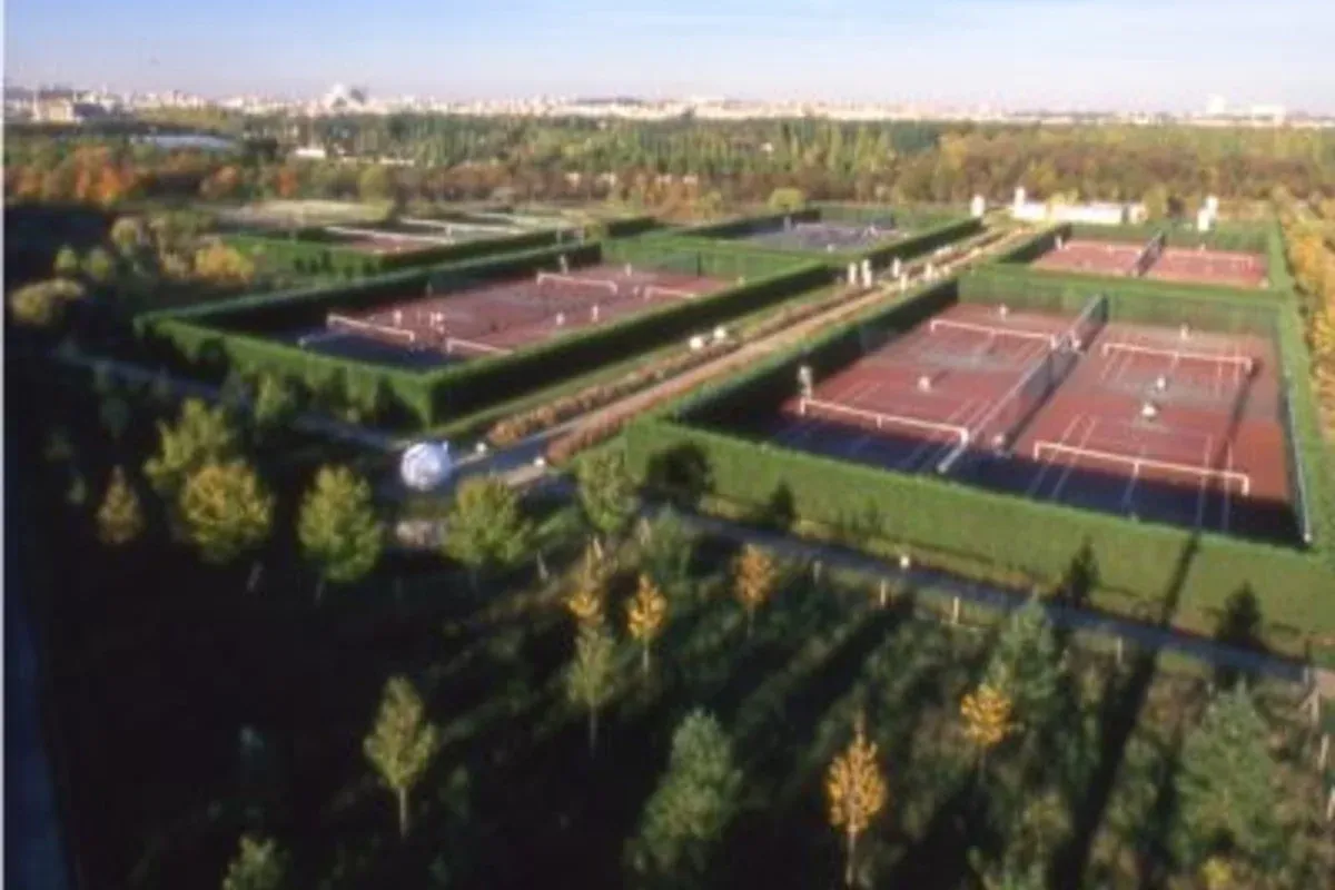 Vue en hauteur des courts du tennis La Faluère séparés par des haies